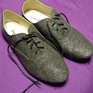 Qupid Black Glitter Oxford Shoes - 8M - like new!